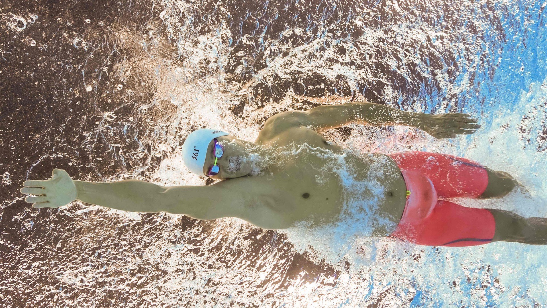 仰泳稳定推进吉尔吉斯斯坦晋级顺利，一个男生和你说话老是笑