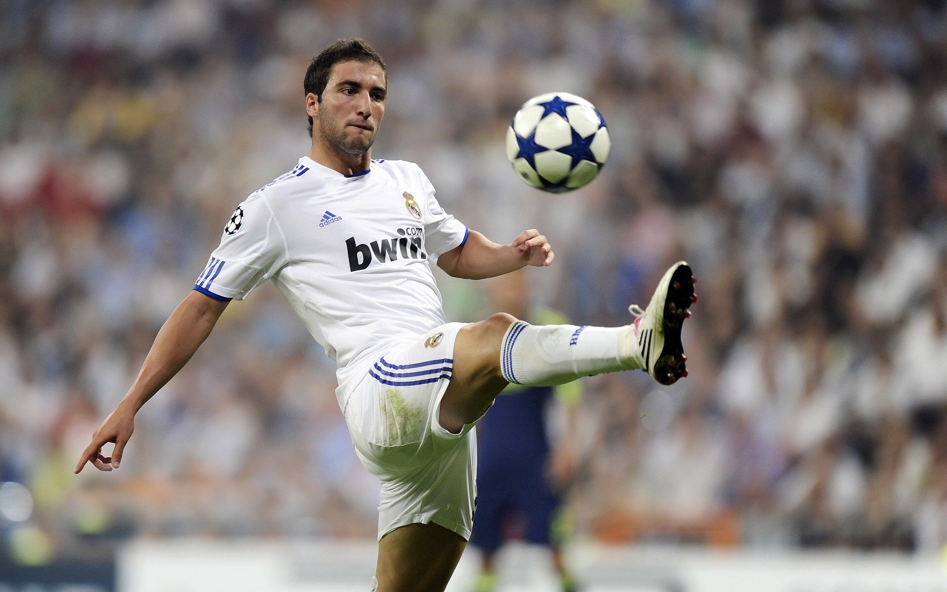 东契奇突破乔丹得分纪录，NBA历史神迹再现，东契奇三次单挑乔治